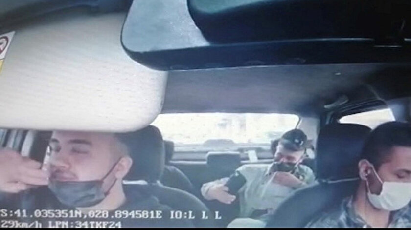 Çaldıkları eşyaları takside paylaşan hırsızlar kamerada: Tabancayla selfie bile çekti