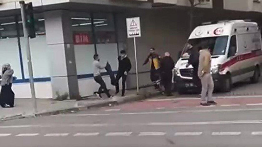 Bağcılar’da halı silkeleme kavgası kanlı bitti: 3 yaralı