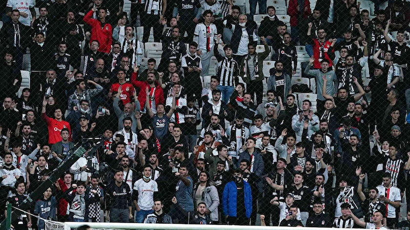 Beşiktaşlı taraftarlardan siyah-beyazlı takıma protesto