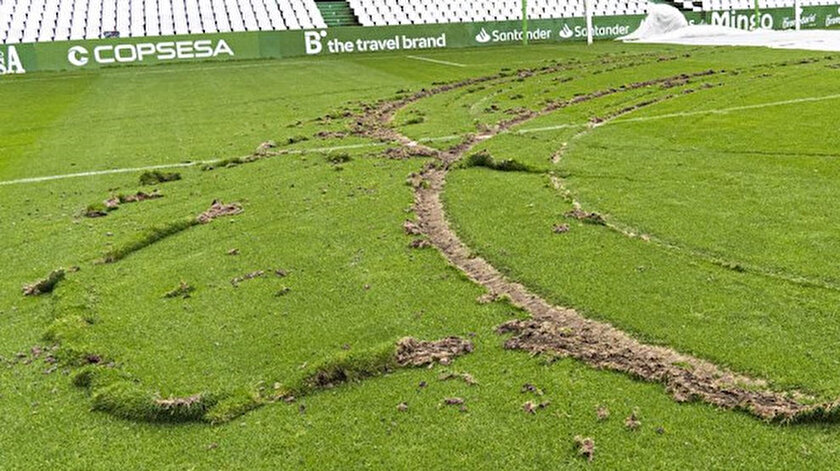 Stadyum görevlilerini şoke eden görüntü: Çim üzerinde drift yaptılar