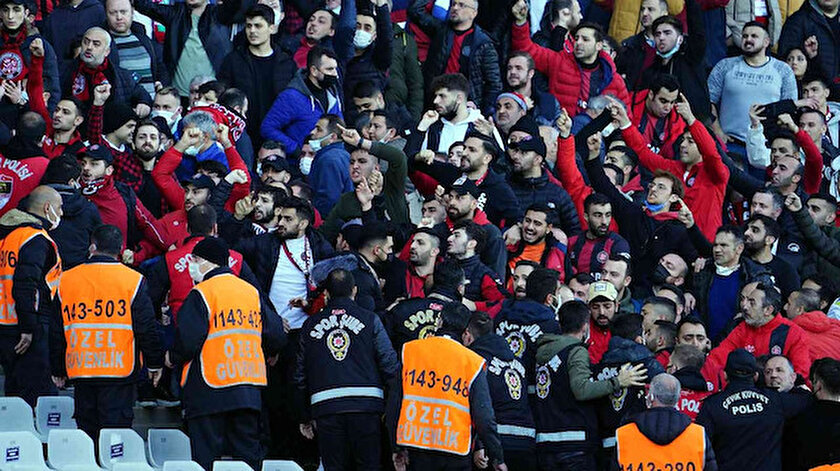 Karagümrük-Trabzonspor maçında tribünler karıştı
