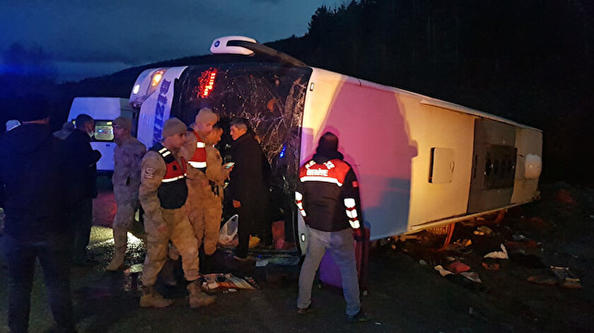 Erzincanda feci kaza: Yolcu otobüsü devrildi, 22 kişi yaralandı