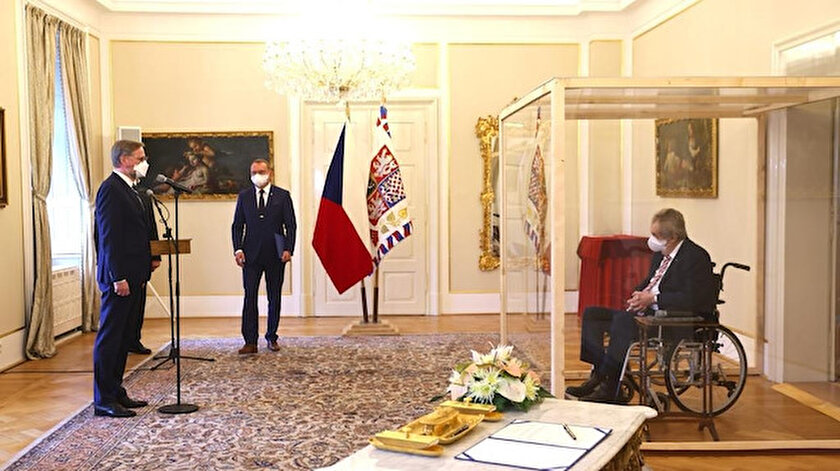 Yemin töreninde korona önlemi: Pozitif çıkan Çekya Cumhurbaşkanı şeffaf kabinde izledi