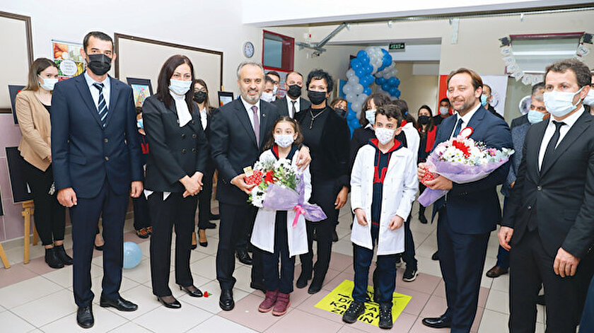 Bursada eğitimde çıta yükseliyor: Büyükşehir Belediyesinden Ahmet Çabuk Ortaokulu’na Fen Bilimleri Laboratuvarı