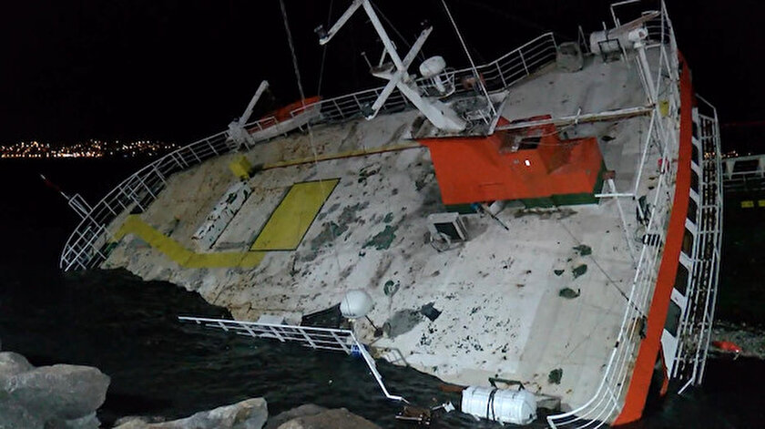 Film sahnelerini aratmayan olay: Lodos nedeniyle kıyıya oturan gemi battı