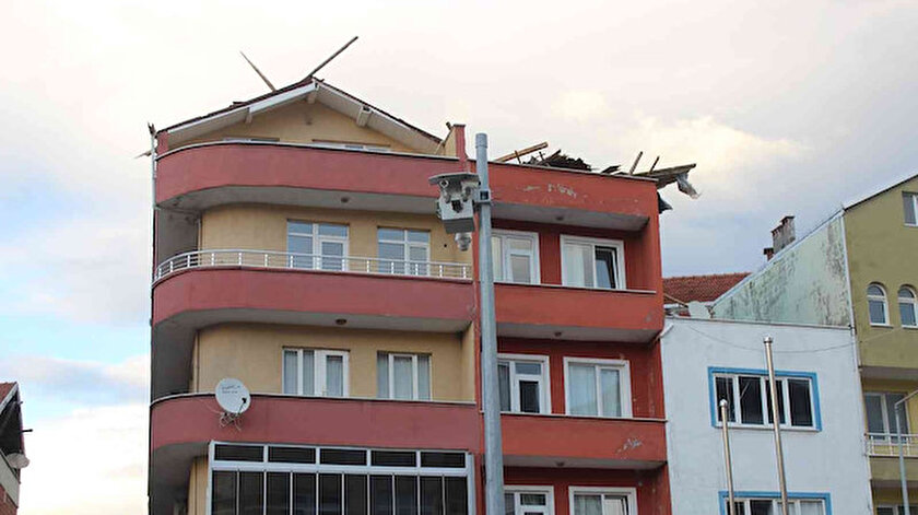Sinop’ta apartmanın çatısı uçtu öğrenciler ölümden döndü