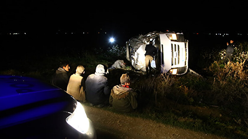 Adanada göçmenleri taşıyan minibüs polisten kaçarken tarlaya devrildi