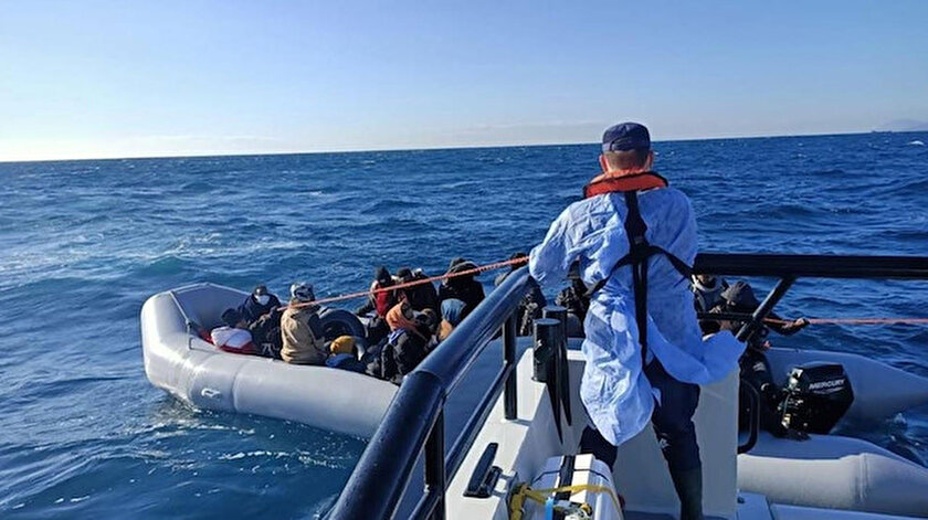 İzmirde Yunanistan unsurlarınca geri itilen 86 düzensiz göçmen kurtarıldı