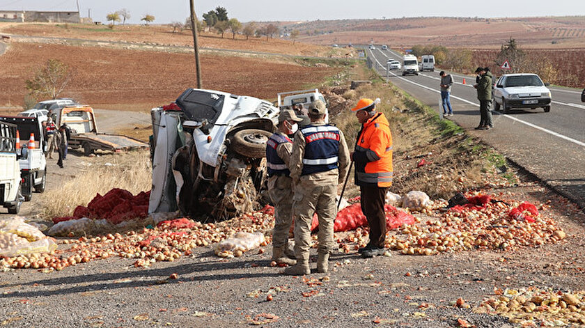 Şanlıurfada kamyonet ile hafif ticari araç çarpıştı: 4 kişi hayatını kaybetti