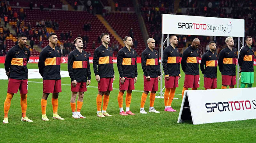 Galatasaraylı futbolcu tribünleri tek tek dolaştı