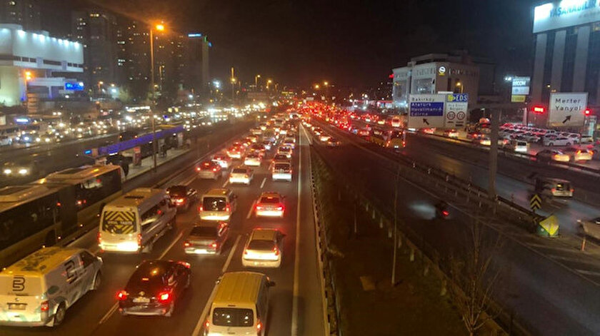 istanbul trafigine yagis etkisi yogunluk yuzde 87 ye ulasti yeni safak