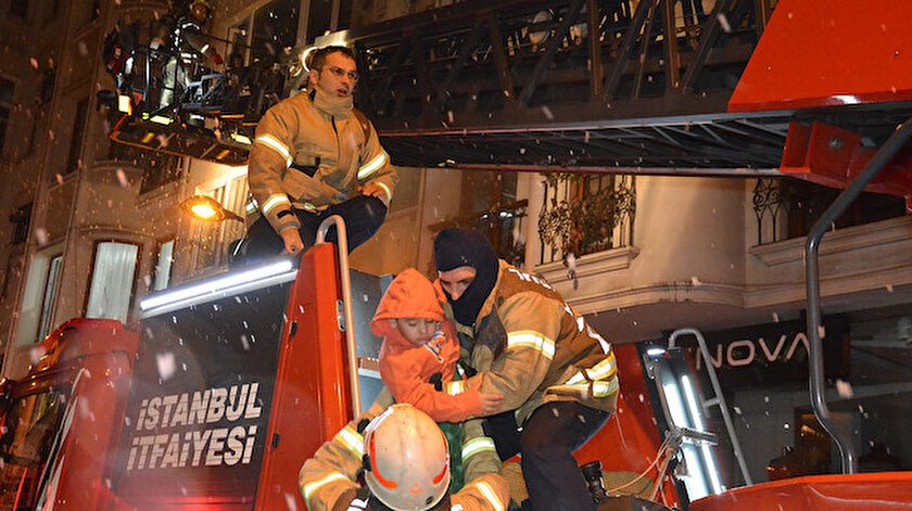 Şişlide 6 katlı binada yangın paniği: İtfaiye mahsur kalanları merdivenle kurtardı 