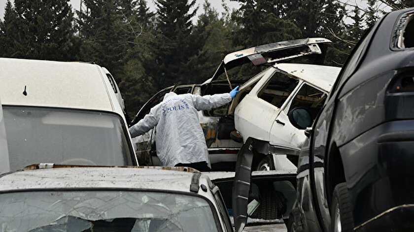 Yanan hurda otomobilin bagajından erkek cesedi çıktı