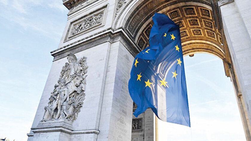 AB bayrağı Fransa’da bile istenmiyor: Le Pen bastırdı Macron indirdi