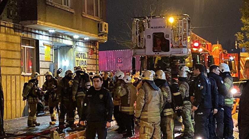 Son dakika... Fatih’te 5 katlı otelde yangın: 10 kişi dumandan etkilendi