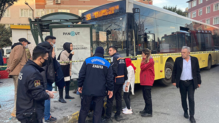 Eyüpsultanda İETT otobüsü durağa çarptı: Yaralılar var