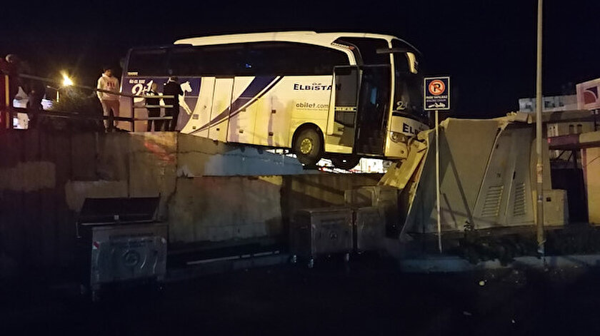 20 yolcunun bulunduğu otobüs köprüde asılı kaldı