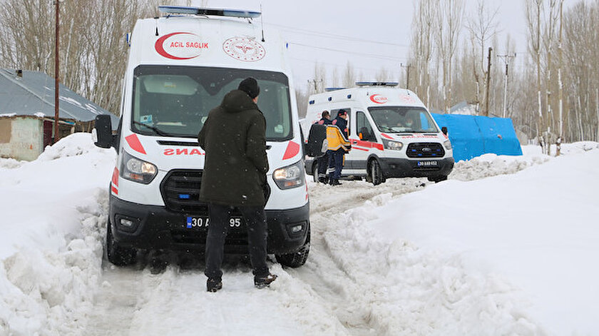 Hakkari haberleri: Şebeke arızası için gittikleri köyde üzerlerine çığ düştü: 3 yaralı