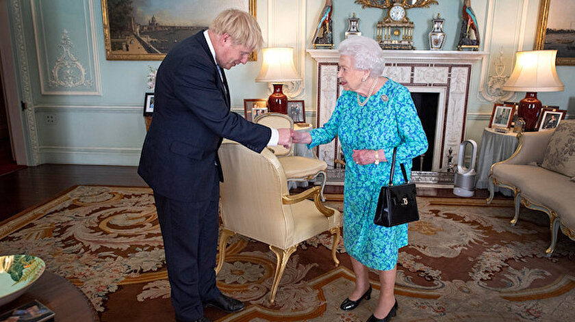 Boris Johnson ülkede yas ilan edildiği dönemde parti için Kraliçe Elizabethten özür diledi