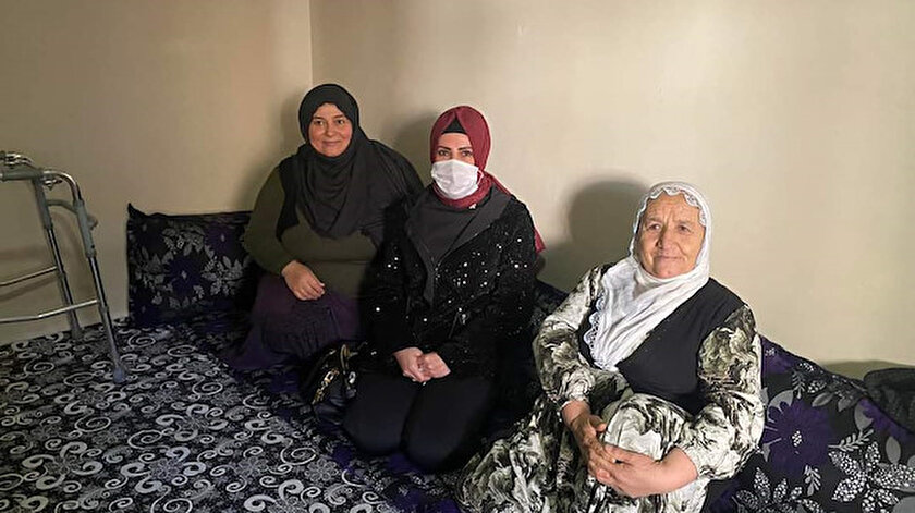 Kapı kapı dolaşıp kadınları dinliyor