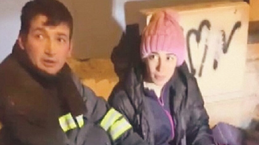 Kahraman itfaiyeci Afgan çocuğa nefes oldu: Kendi maskesini verdi