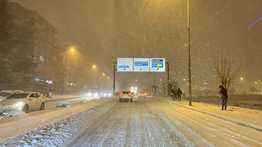 Gaziantepte kar yağışı nedeniyle il dışına araç çıkışı durduruldu
