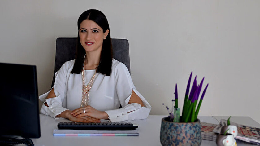 Onlıne psikoloğun terapi sürecinden geçen mutlu yaşama yolculuk