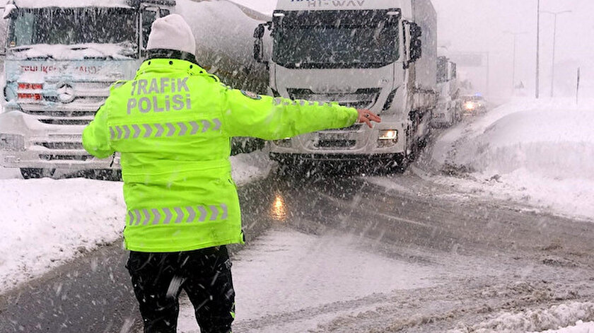 Karayolları Genel Müdürlüğü karla mücadele edilen yollardaki son durumu paylaştı: 12 noktada ulaşım durdu