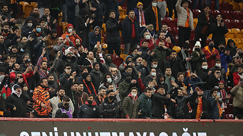 Galatasaraylı taraftarlar Kasımpaşalı futbolcuyu alkışladı