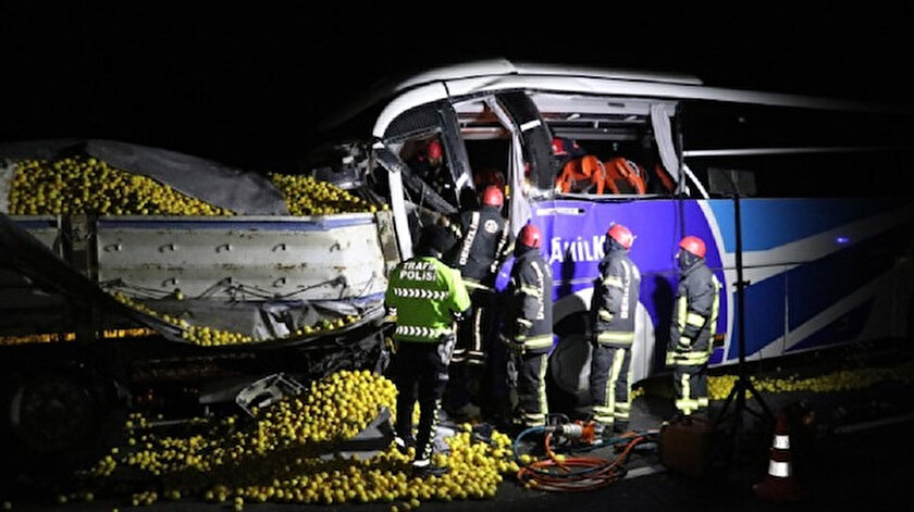 Denizlide yolcu otobüsü TIRa çarptı: 1 ölü 21 yaralı