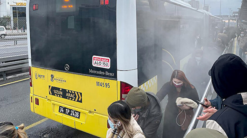 Metrobüste panik: Motor kısmından duman çıkınca yolcular hemen tahliye edildi