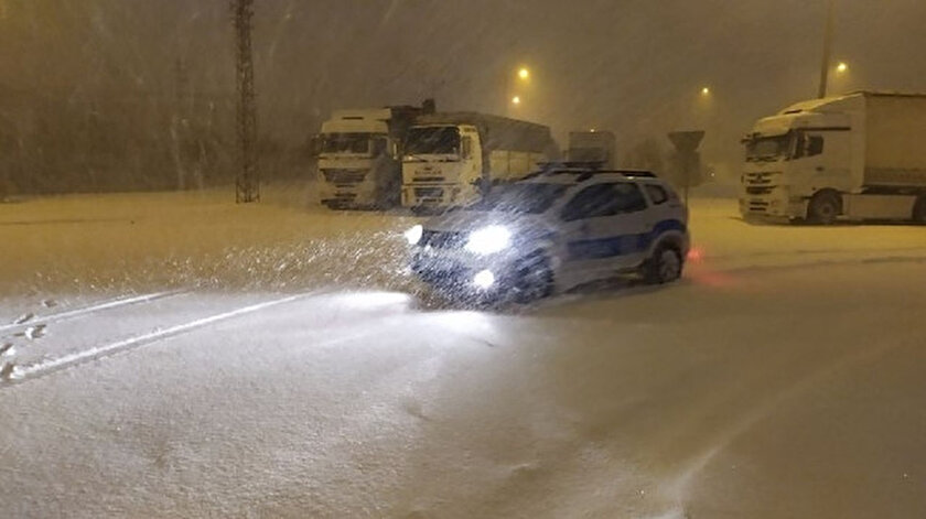Konyada yoğun kar nedeniyle karayolları ulaşıma kapandı