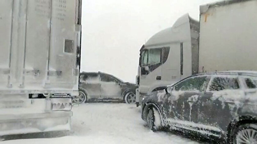 Kar fırtınası İstanbul trafiğini vurdu: 30dan fazla araç birbirine girdi