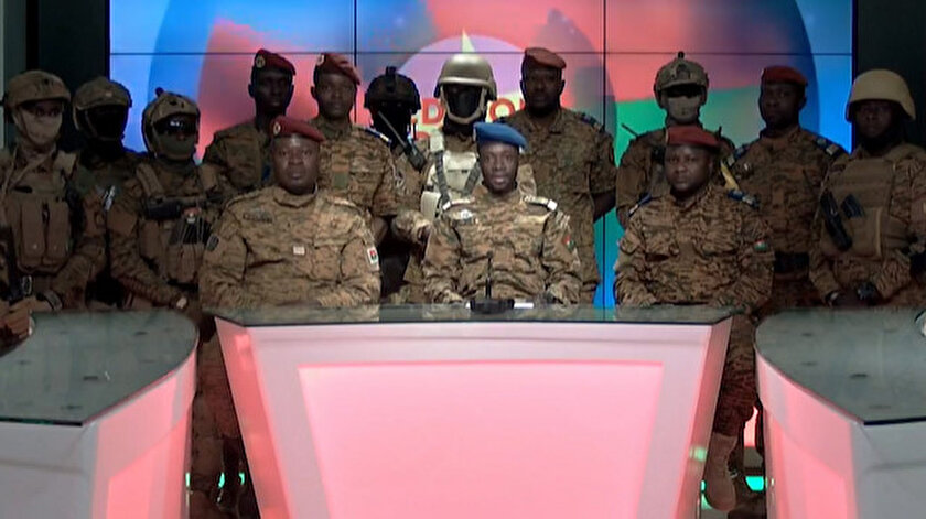 Burkina Fasoda yönetime el koyan askerler televizyonda darbe bildirisi okudu