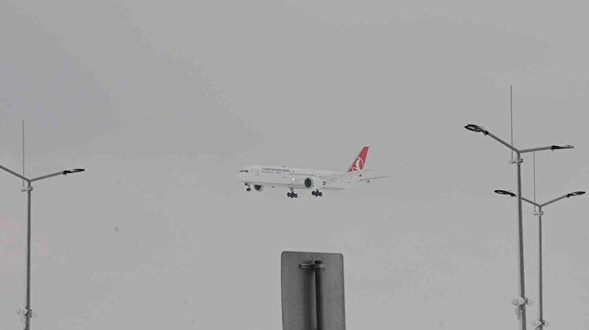 İstanbul Havalimanı’na 23 saat sonra ilk uçak indi