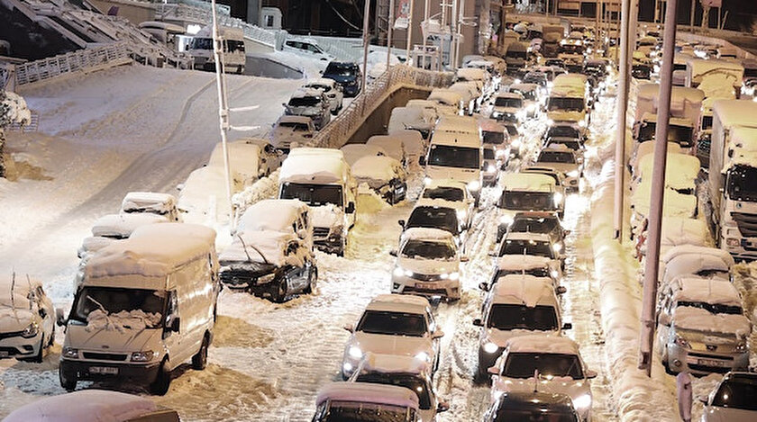 İstanbulda özel araçlar saat 13.00e kadar trafiğe çıkamayacak
