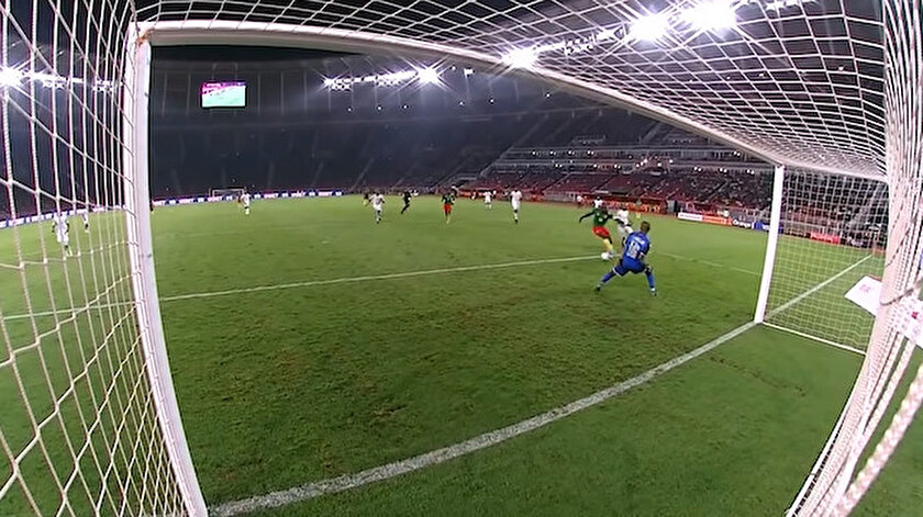 Kamerun-Komorlar maçında ilginç gol: Kaleci olduğunu unuttu, Aboubakar affetmedi