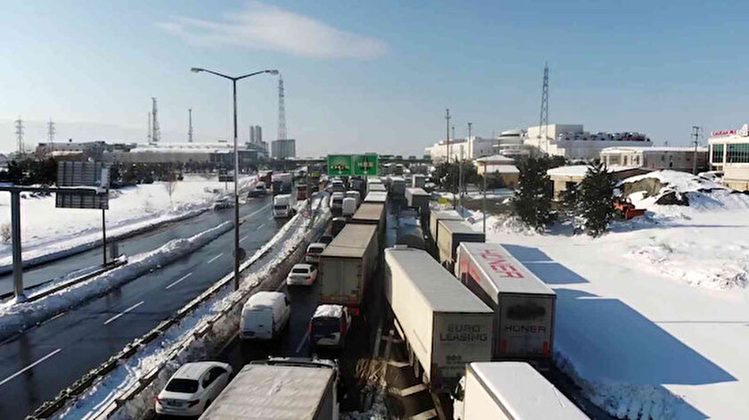 İstanbulda kar bitti trafik bitmedi: Hadımköy gişelerde yaşanan trafik yoğunluğu havadan görüntülendi