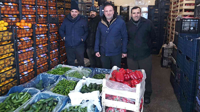 Kar İstanbulda halleri de vurdu: Sebze ve meyvelerin yarısı dondu