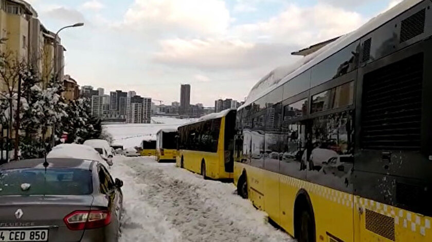 İBB otobüslerini bile kardan çıkaramadı: Başakşehirde caddenin ortasındaki 7 İETT otobüsü 2 gündür kurtarılmayı bekliyor