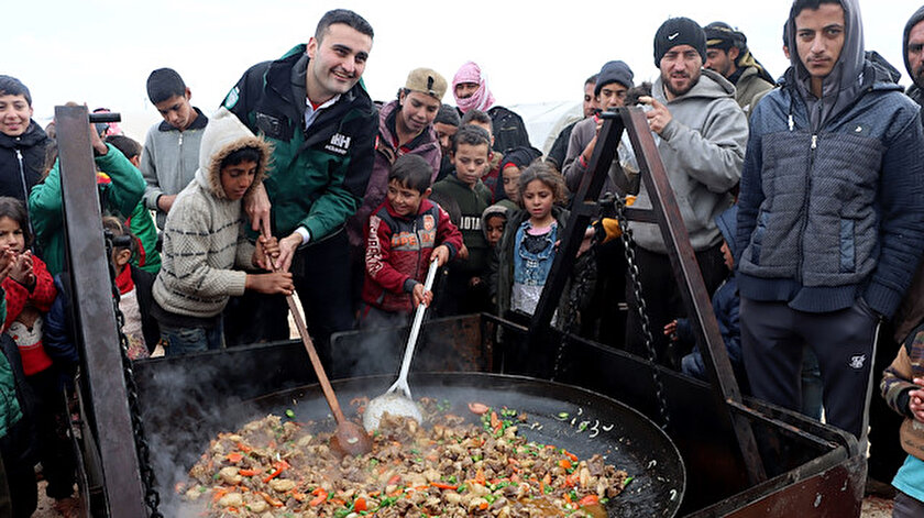 CZN Burak İdlibde çocuklar için yemek yaptı