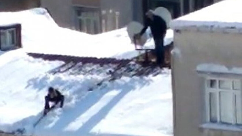 Küçükçekmecede akılalmaz olay: Çocuğu iple bağlayıp çatıdaki karı temizletti