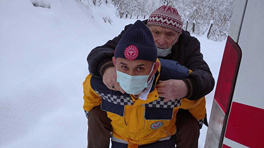 Ambulans şoförü yaşlı hastayı 500 metre sırtında taşıdı