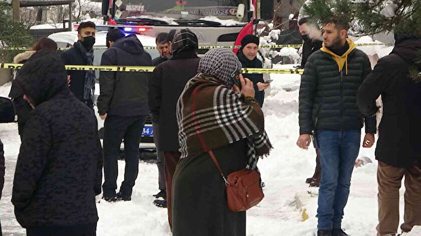 İstanbulda tüyler ürperten vahşet: Annesinin boğazını kesti