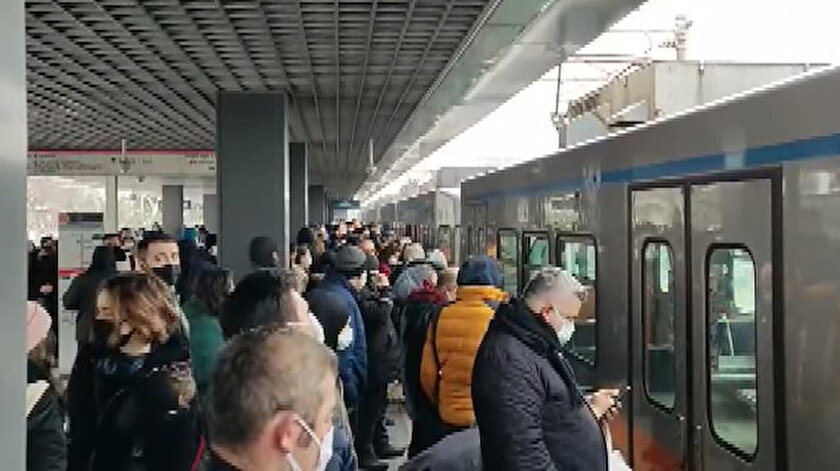 İstanbulda yine metro arızalandı: Yolcular durakta bekledi