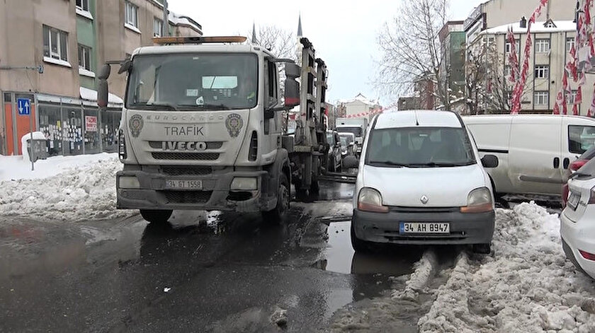 Arnavutköyde kar nedeniyle terk edilen açarlar yollardan çekiliyor