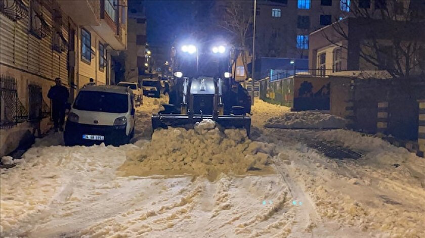 ​İstanbulda bir kişi sokağındaki karları kendi iş makinesiyle temizledi