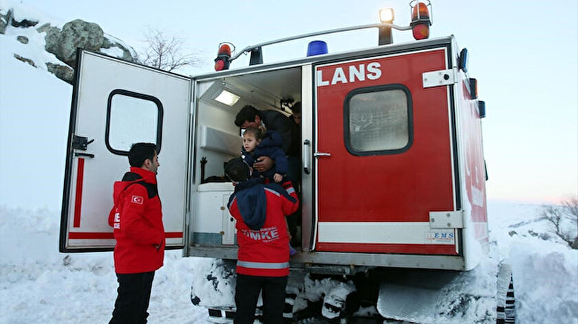 Sağlık ekipleri karlı dağları aşarak hayat kurtarıyor