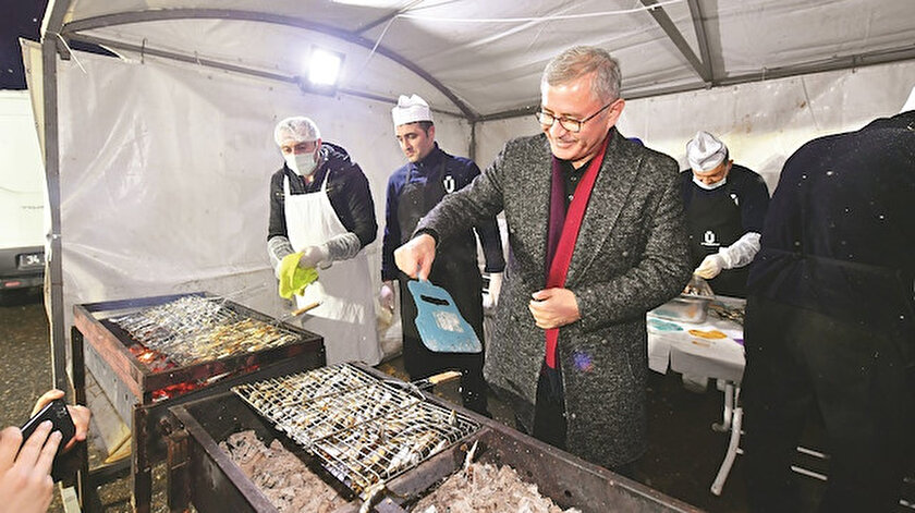 Üsküdar Belediye Başkanı Türkmenden kar ekibine balık ziyafeti