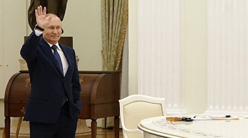 Kremlin&#39;de Rusya-Ukrayna krizi görüşüldü: Putin Macron&#39;u eli cebinde karşıladı - Yeni Şafak